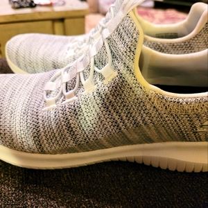 Womens Gray & white Sketchers, size 7.5